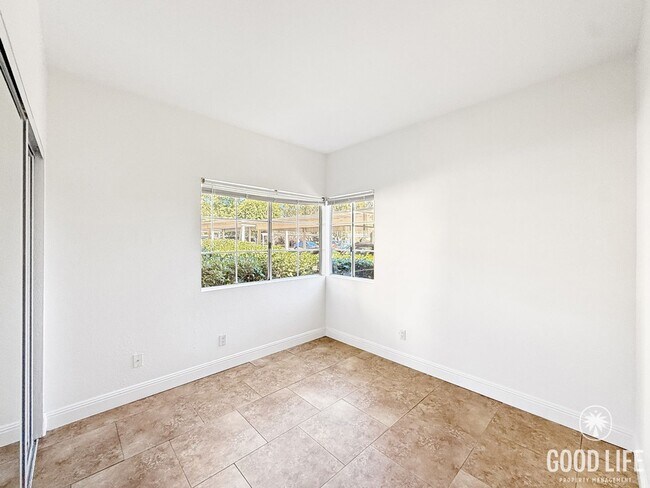 Building Photo - Spacious 3BR/2BA Condo with Balcony in Lem...