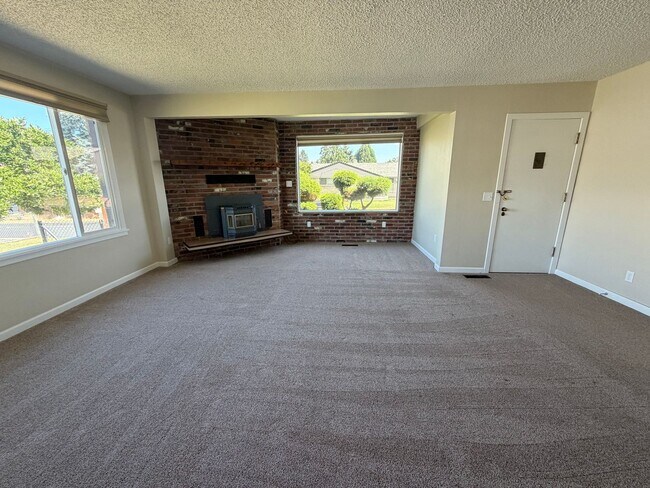 Building Photo - 3-bedroom 2-bathroom Single Family Home