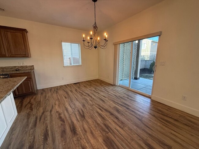 Building Photo - 4 Bed/2.5 Bath Single Family Home in SE Bend