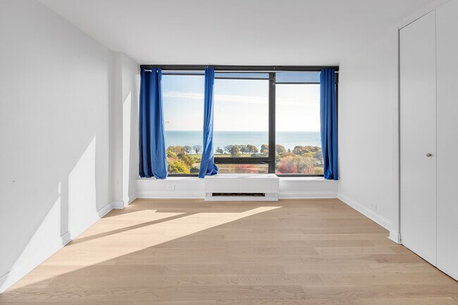 Building Photo - 5445 N Sheridan Rd