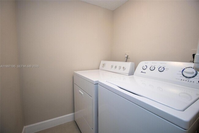 Building Photo - 9491 Palm Cir S
