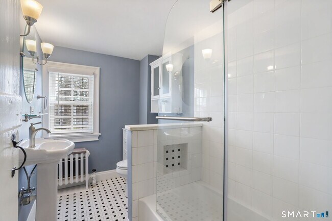 Building Photo - 410 Wilton Rd W