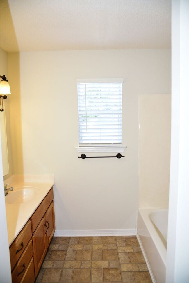 Building Photo - 3 Bedroom in Bluewater Bay!