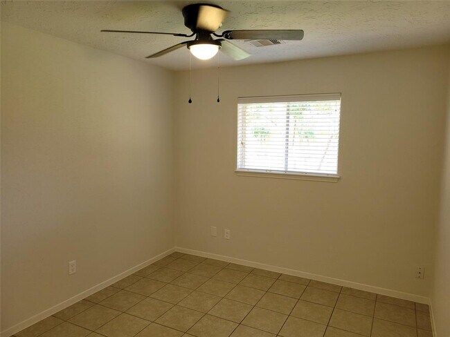 Building Photo - 22511 Market Square Ln