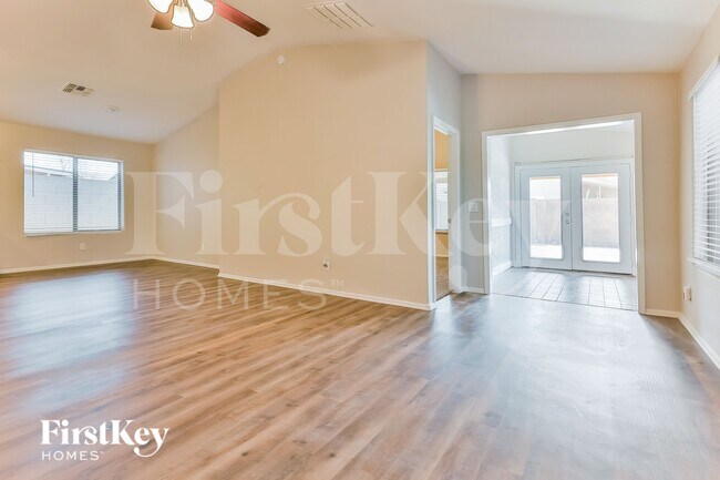 Building Photo - 425 W Jersey Way