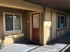 Building Photo - One Bedroom Main Level Condo for Rent Near CU