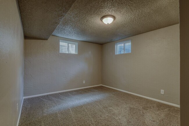 Building Photo - Centrally located 4 bedroom home!