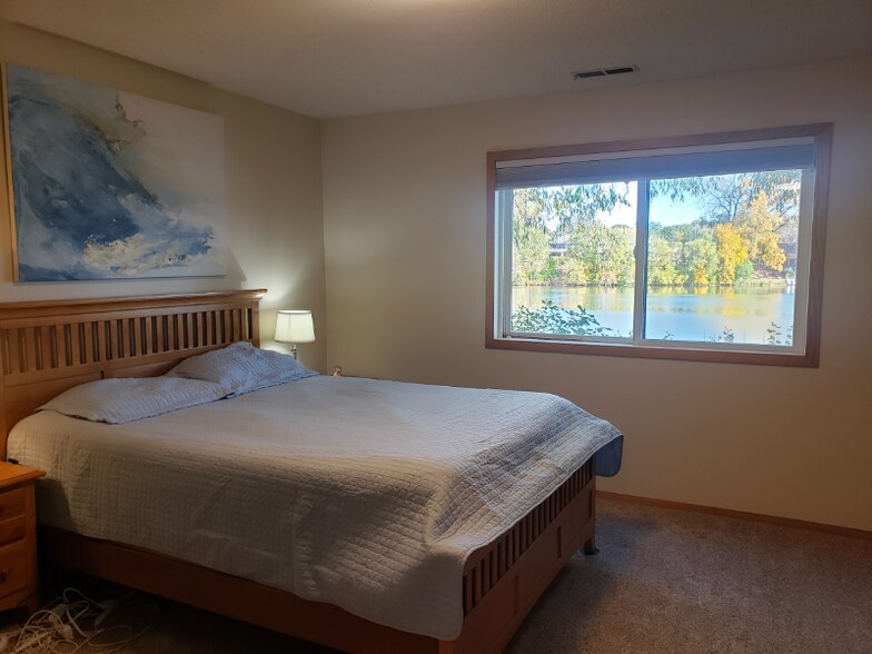 Building Photo - 5 Round Lake Trail