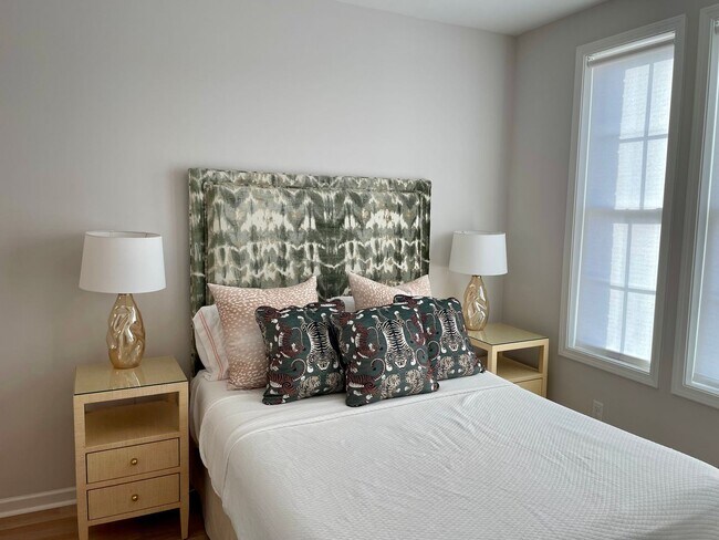 Building Photo - Great 5 Bedroom in Oxford Commons