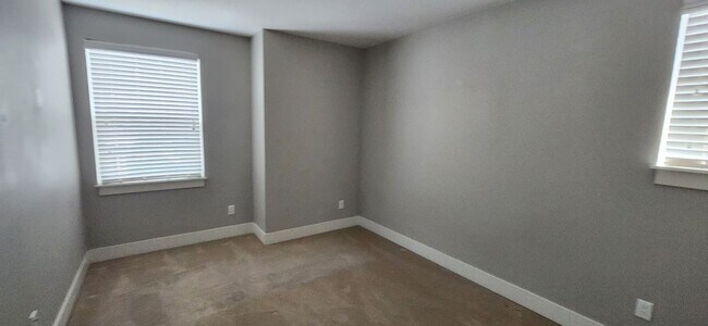Building Photo - 4417 N Gantenbein Ave