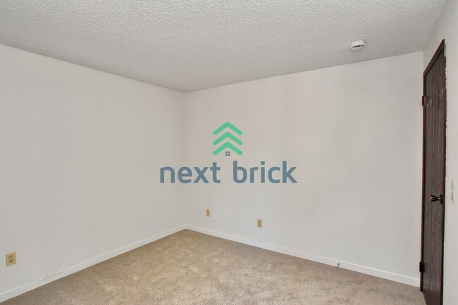 Building Photo - 2 Bed and 1 Bath Bellevue Condo is Availab...