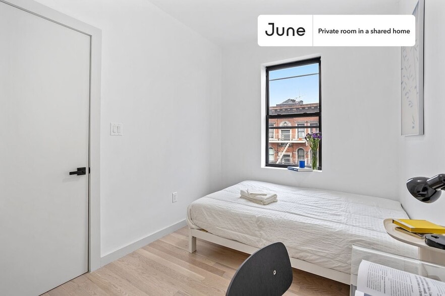 Building Photo - Room in Shared 4.0 bed/3 bath home