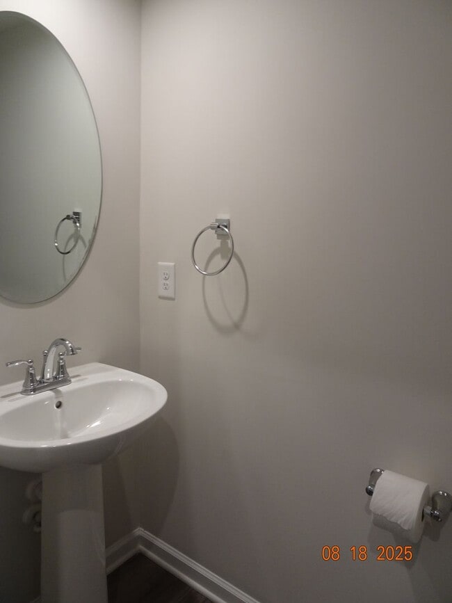 Building Photo - 3 Bedrooms, 2.5 Bathrooms Townhouse Rental