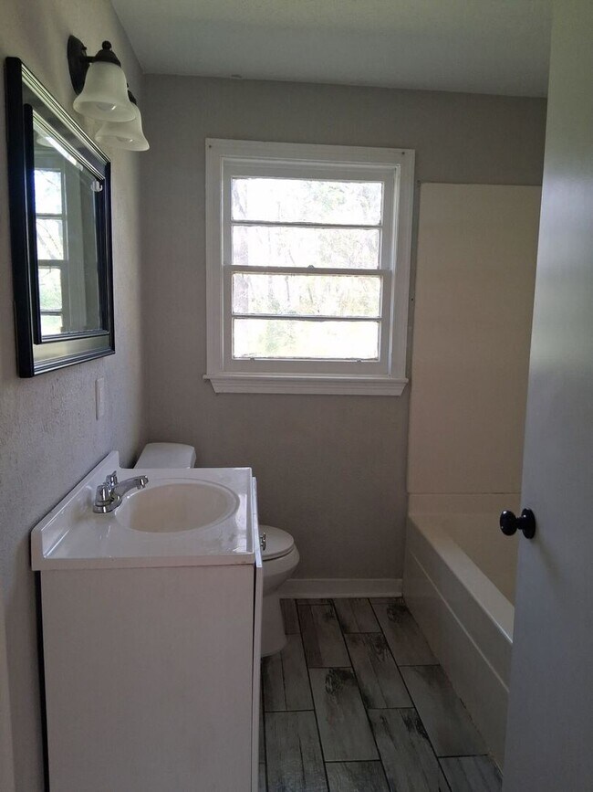 Building Photo - Nice 3 Bed 2 Bath North Jackson Rental on State St