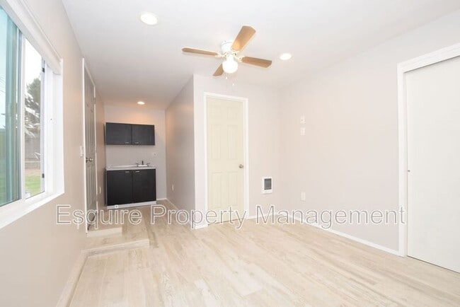 Building Photo - 138 Oak St