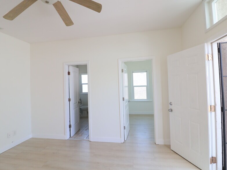 Building Photo - 441 W 79th St