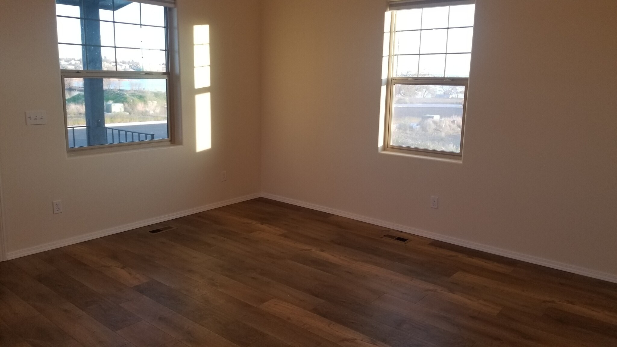 Building Photo - 1412 W Lakeside Dr
