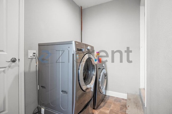 Building Photo - Unit