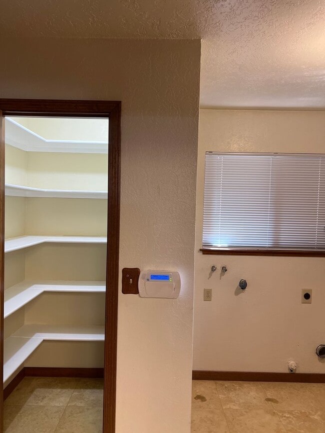 Building Photo - BEAUTIFULLY UPDATED 3 BEDROOM HOME!!