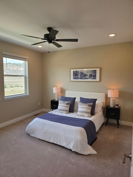 Spacious master bedroom with mountain views - 2220 S McIntyre St