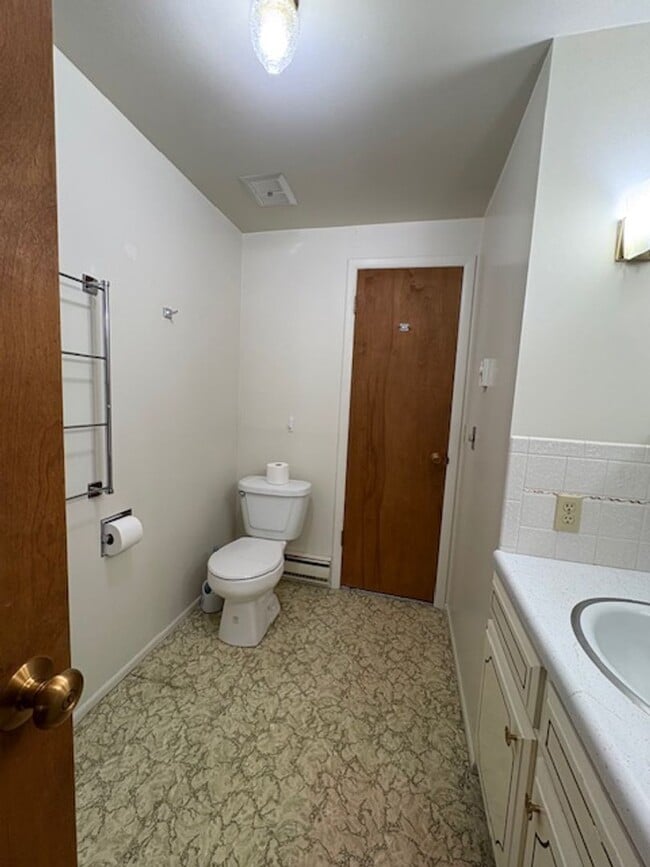 Building Photo - Single-family Home with 2 bedrooms and an office.