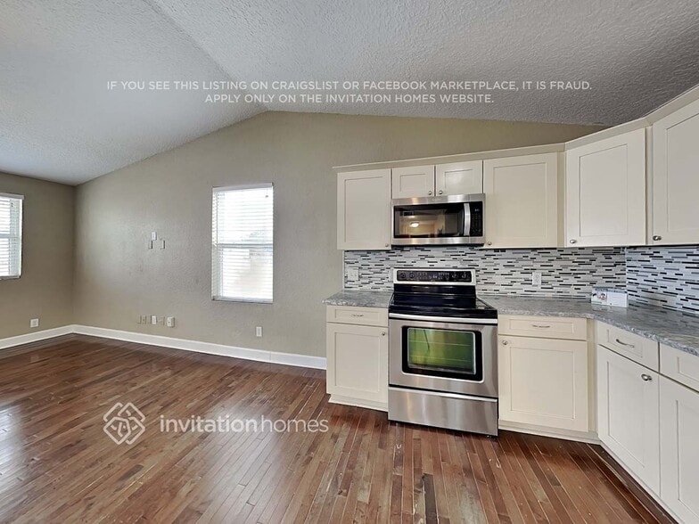 Building Photo - 410 4th St S