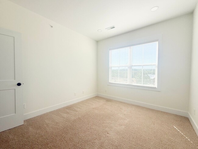 Building Photo - 1347 Belfair St
