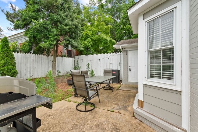 Building Photo - Nice 2 Bed 2.5 Bath House! Available Fall 2026!