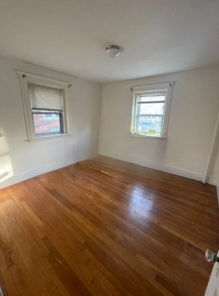 Building Photo - 11 Lakeville Rd