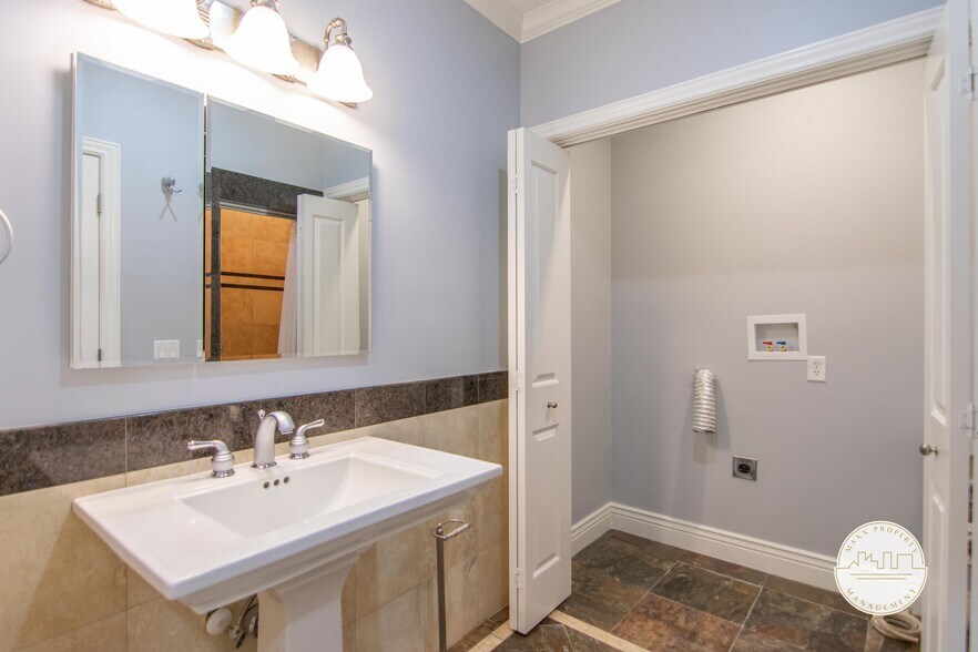 Building Photo - 2157 E Scenic Oaks Cv