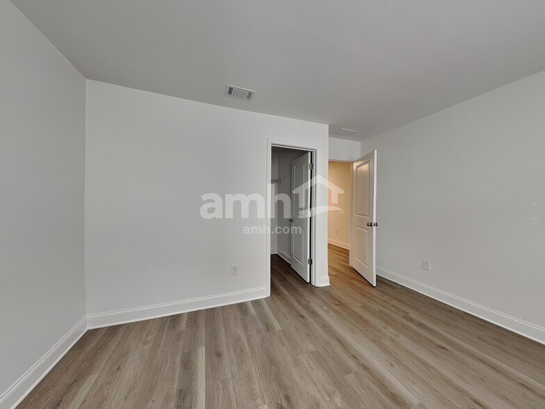 Building Photo - 394 Pointe Dr