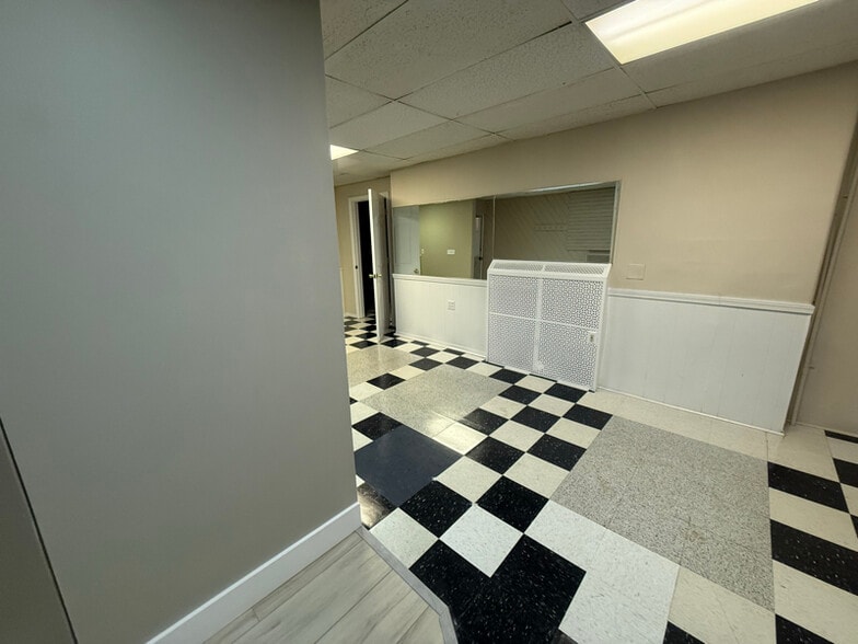 Building Photo - 762 Main St