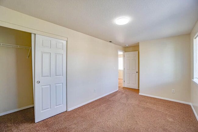 Building Photo - THREE BEDROOM WITH FENCED YARD