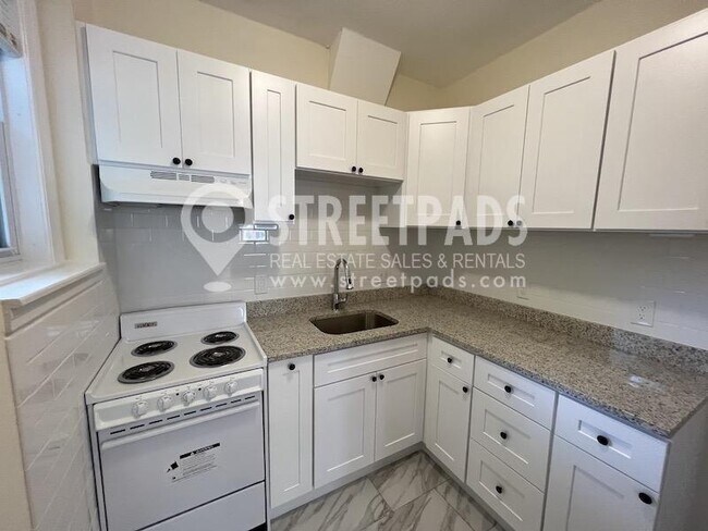 Building Photo - bedroom in Boston MA 02135