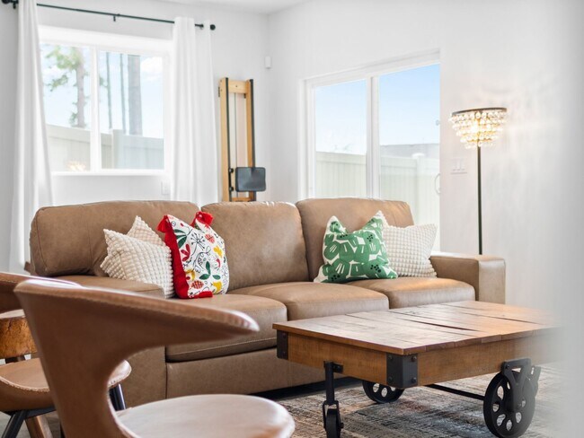 Building Photo - 4 bedroom Modern Home at Eagle Ridge Estates