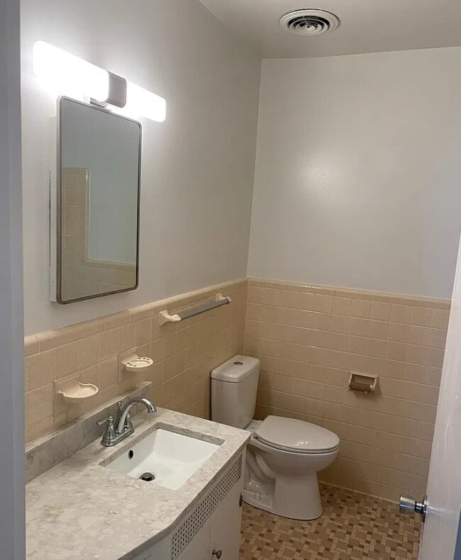 A-3 Hall Bath - Hawthorne Apartments