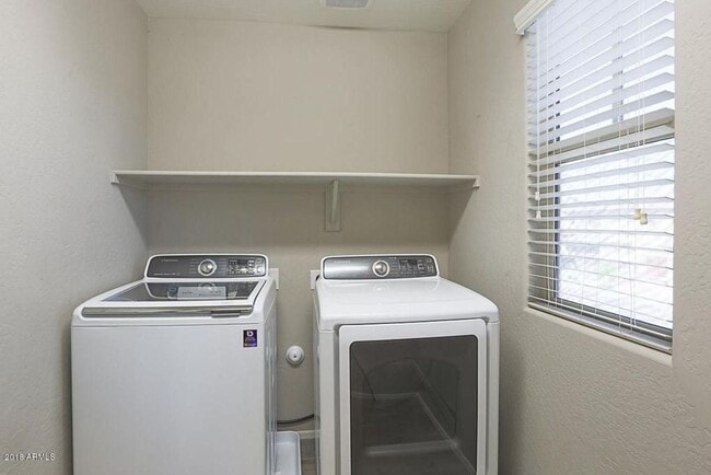 Building Photo - Stunning 3 bedroom plus Den with 2.5 bathrooms. Come, show & rent today!!!  End property!!!  Good...