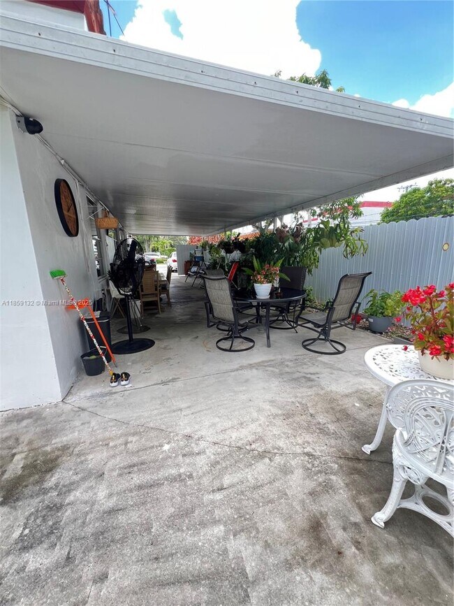 Building Photo - 1351 SW 70th Ave