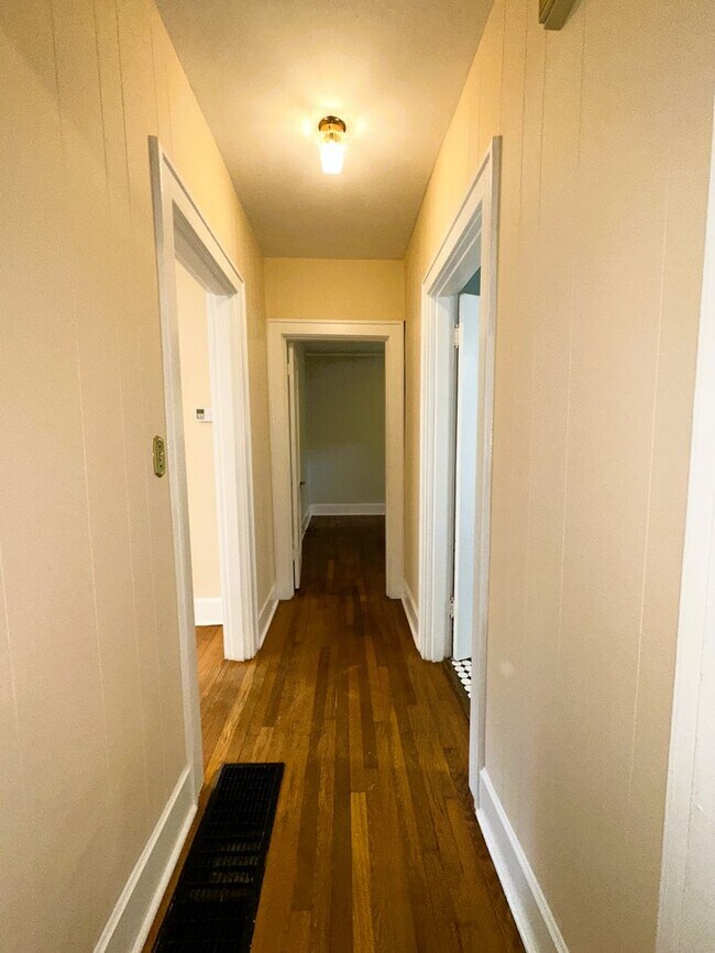 Building Photo - Beautiful, Historic House! Hardwood Floors, Full Basement, Detached Garage; W/D, Pets Ok!
