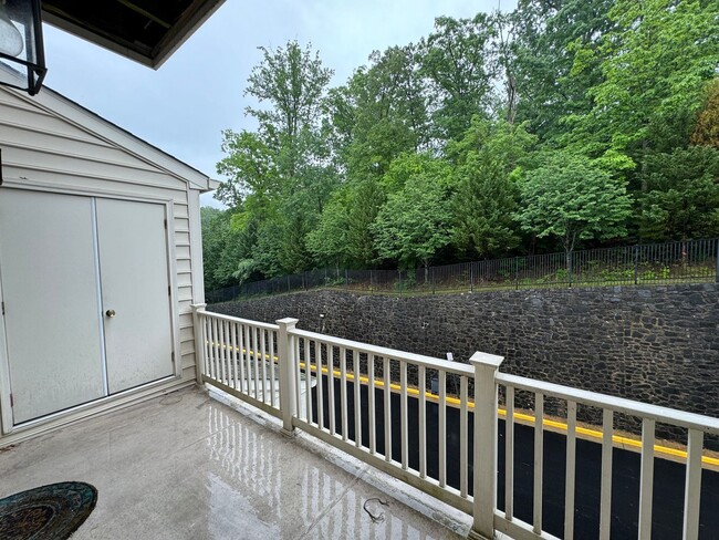 Building Photo - Fantastic 3 Bed 2.5 Bath Brick Townhome In...