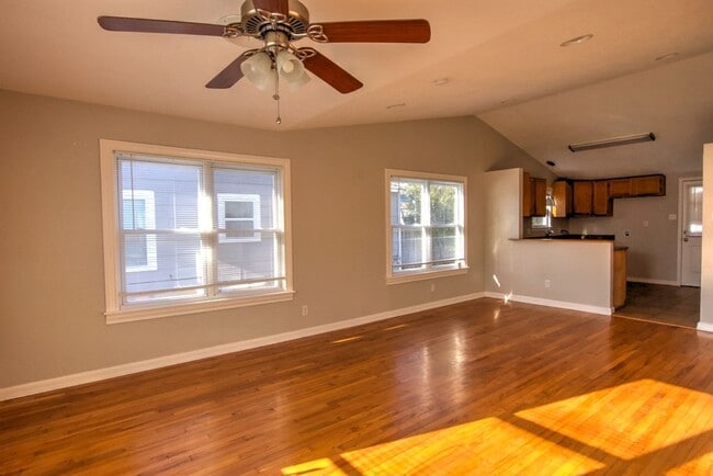 Building Photo - Adorable E. Main Cottage