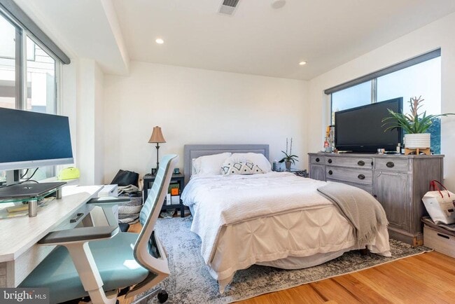 Building Photo - 1647 E Eyre St