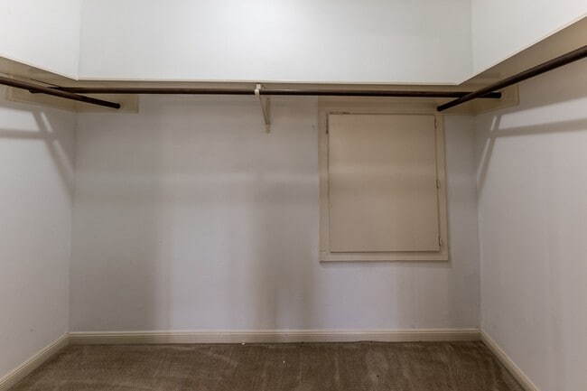 Building Photo - 422 River Oaks Dr