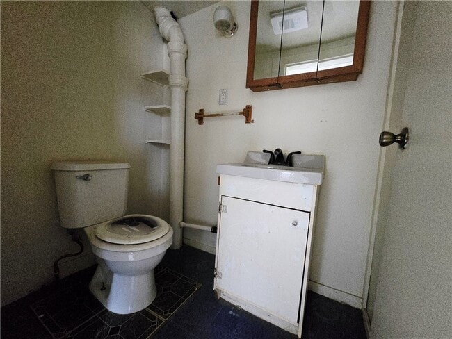 Building Photo - 130 E Elisha St