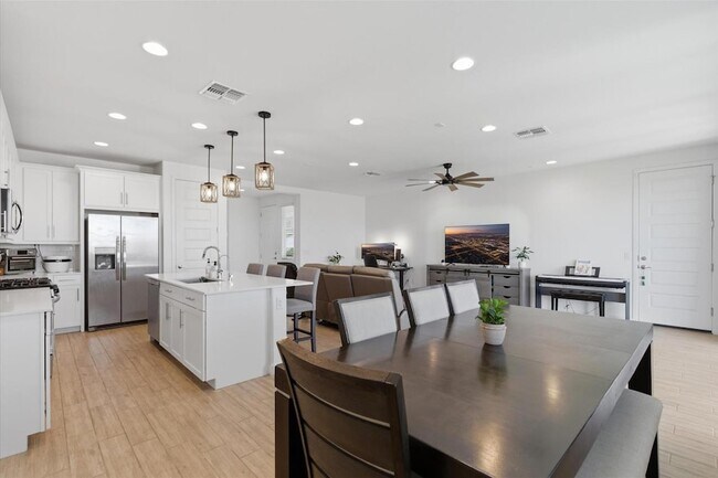 Building Photo - 5935 S Coyote Canyon