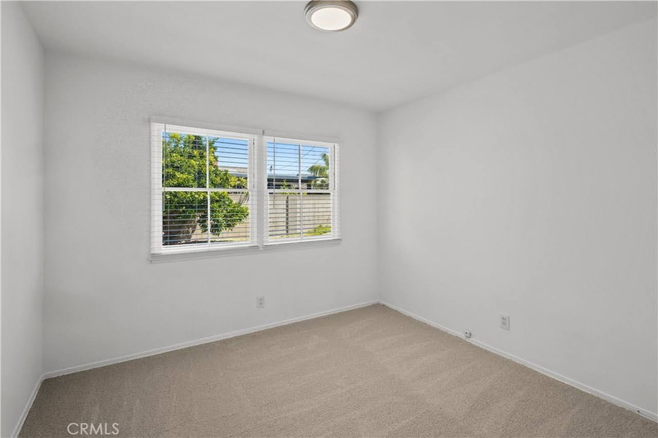 Building Photo - 6061 Dundee Dr