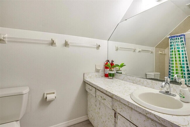 Building Photo - 4831 Greenleaf Rd