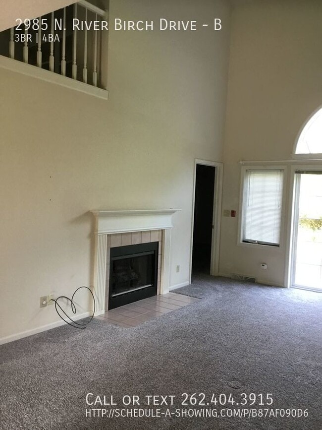 Building Photo - Huge condo with 2 car garage!