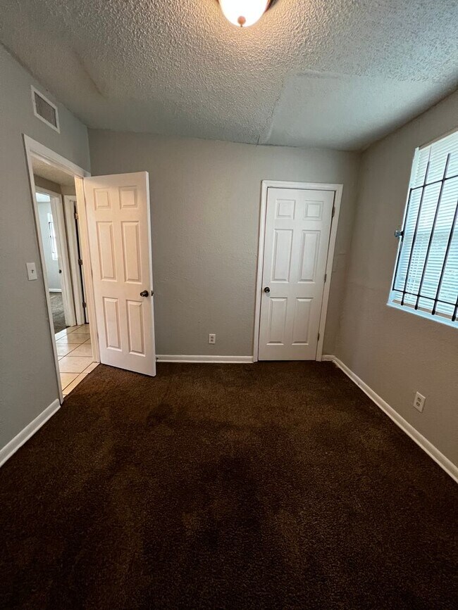 Building Photo - Spacious, updated 3/1 with bonus room and large utility room