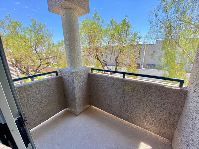 Building Photo - Spacious 2-bedroom corner unit with vaulted ceilings and open floorplan near Summerlin